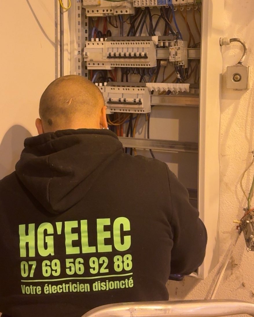 Électricien HGELEC sur un tableau électrique