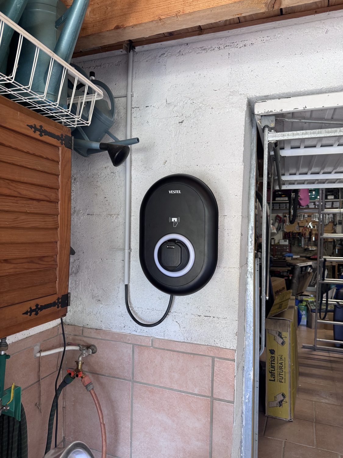 Borne de recharge en garage